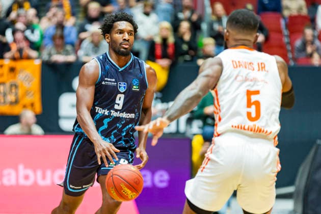 04 12 2025, xomx, Basketball EuroCup, Niners Chemnitz Turk Telekom v l JALEEN SMITH Turk Telekom Ankara on the ball in a duel with Corey Davis Jr Niners Chemnitz Chemnitz