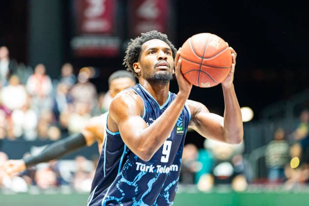 04 12 2025, xomx, Basketball EuroCup, Niners Chemnitz Turk Telekom v l JALEEN SMITH Turk Telekom Ankara Portrait, Portraet, Am Ball Chemnitz