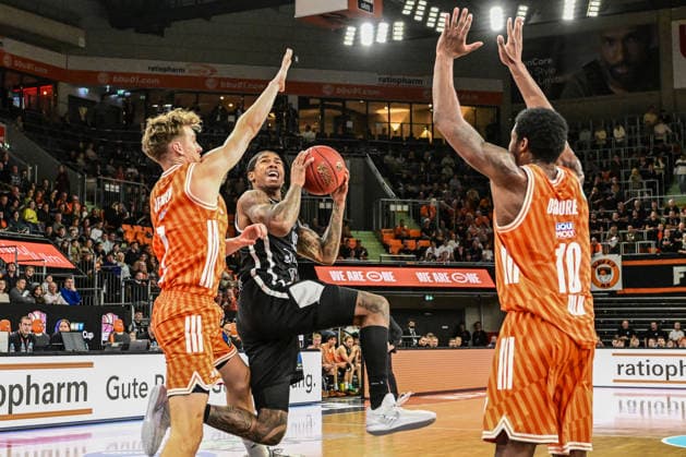 BKT Euro Cup Ratiopharm Ulm against Dolomiti Energia Trento, Ratiopharm Arena Ulm 04 12 2025 Khalif Battle Dolomiti Energia Trento, 99 against Tobias Jensen ratiopharm Ulm, 7 and Malik Osborne ratiopharm Ulm, 10 Ulm 04 12 2025 9 Matchday BKT EuroCup, Ratiopharm Ulm against Dolomiti Energia Trento, Ratiopharm Arena Ulm Copyright: xBEAUTIFULxSPORTS Märklx