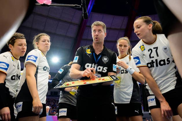 Handball, Womens World Championship, Main Round Montenegro Germany Coach Markus Gaugisch Germany with the tactics board in the time-out Dortmund Westfalenhalle Nordrhein Westfalen Germany