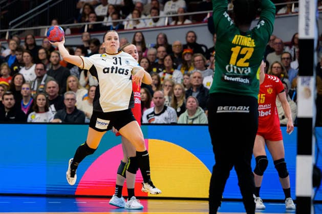 Handball, Womens World Championship, Main Round Montenegro Germany Alexia Hauf Germany , Armelle Attingre Montenegro Dortmund Westfalenhalle Nordrhein Westfalen Germany