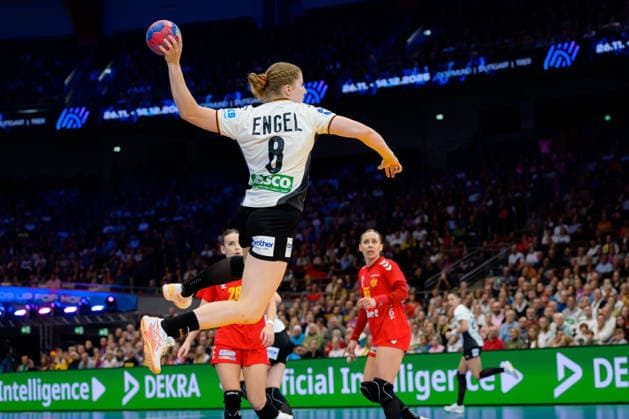 Handball, Womens World Championship, Main Round Montenegro Germany Nina Engel Germany Dortmund Westfalenhalle Nordrhein Westfalen Germany