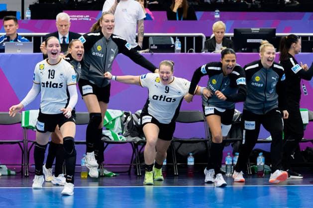 Handball, Womens World Championship, Main Round Montenegro Germany Nieke Kühne Kuehne Germany , Jenny Behrend Germany , Viola Leuchter Germany , Lisa Antl Germany , Aimee von Pereira Germany , Goalkeeper Katharina Filter Germany Final Cheer Final Cheer Emotion Joy Dortmund Westfalenhalle Nordrhein Westfalen Germany