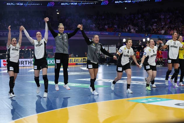 GER, Dortmund, 27th Wommens World Championship 2025, Main Round Main Round, Group II, 2 Round Round Montenegro MNE vs Germany Germany GER 04 12 2025, Westfalenhalle, Dortmund, GER, Dortmund, 27th Wommens World Championship 2025, Main Round Main Round, Group II, 2 Round Round Montenegro MNE vs Germany Germany GER , in the picture the Germans say goodbye to the spectators Alexia Hauf Ger 31 , Mareike Thomaier Ger 10 , Katharina Filter Torhueterin Ger 42 , Alina Grijseels Ger 4 , Xenia Smits Ger 11 , Jenny Behrend Ger 30 , nordphotoxGmbHx xMeuter nph00351