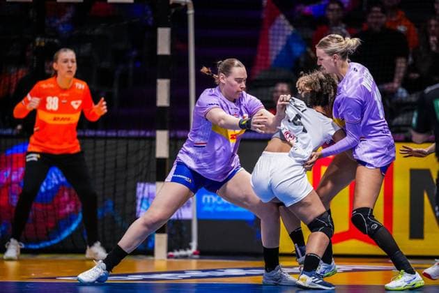ROTTERDAM , 04-12-2025 , Rotterdam Ahoy , Womens World Championship, WM, Weltmeisterschaft Handball 2025 , match between Netherlands and Tunisia , picture shows Netherlands player Romee Maarschalkerweerd and Netherlands player Kelly Dulfer Netherlands - Tunisia (women)  x32343989x Copyright: