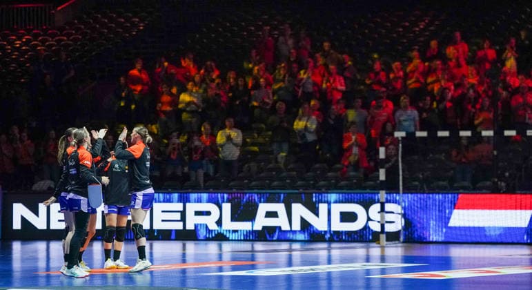 2025-12-04 Netherlands v Tunisia - IHF World Women s Handball Championship ROTTERDAM, NETHERLANDS - DECEMBER 4: Team Netherlands during the IHF World Women s Handball Championship match between Netherlands and Tunisia at Ahoy on December 4, 2025 in Rotterdam, Netherlands. Rotterdam Ahoy Netherlands Content not available for redistribution in The Netherlands directly or indirectly through any third parties. Copyright: xHenkxSeppenx