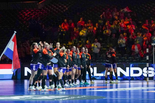 2025-12-04 Netherlands v Tunisia - IHF World Women s Handball Championship ROTTERDAM, NETHERLANDS - DECEMBER 4: Gianluca Gaetano of Cagliari Calcio, Sam Beukema of SSC Napoli during the IHF World Women s Handball Championship match between Netherlands and Tunisia at Ahoy on December 4, 2025 in Rotterdam, Netherlands. Rotterdam Ahoy Netherlands Content not available for redistribution in The Netherlands directly or indirectly through any third parties. Copyright: xHenkxSeppenx