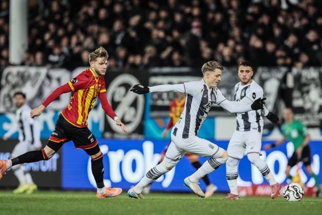 Mechelen s Mathis Servais and Charleroi s Lewin Blum fight for the ball during a soccer game between Sporting Charleroi and KV Mechelen, in the 1 8 final of the Croky Cup Belgian cup, Thursday 04 December 2025 in Charleroi. BRUNOxFAHY  x146502985x