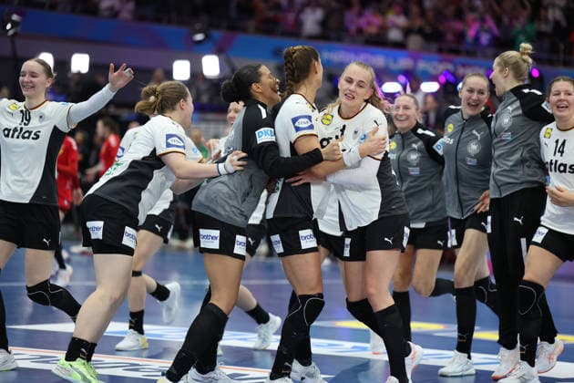 GER, Dortmund, 27th Wommens World Championship 2025, Main Round, Group II, 2 Round Round Montenegro MNE vs Germany GER 04 12 2025, Westfalenhalle, Dortmund, GER, Dortmund, 27th Wommens World Championship 2025, Main Round, Group II, 2 Round Round Montenegro MNE vs Germany GER , in the picture the Germans are happy about the victory and jumping in the hall nordphotoxGmbHx xMeuter nph00351