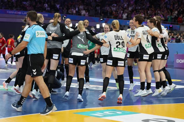 GER, Dortmund, 27th Wommens World Championship 2025, Main Round, Group II, 2 Round Round Montenegro MNE vs Germany GER 04 12 2025, Westfalenhalle, Dortmund, GER, Dortmund, 27th Wommens World Championship 2025, Main Round, Group II, 2 Round Round Montenegro MNE vs Germany GER , in the picture the Germans are happy about the victory and jumping in the hall nordphotoxGmbHx xMeuter nph00351