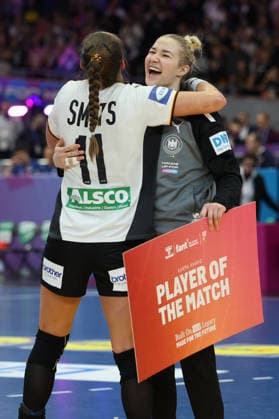 GER, Dortmund, 27th Wommens World Championship 2025, Main Round, Group II, 2 Round Round Montenegro MNE vs Germany GER 04 12 2025, Westfalenhalle, Dortmund, GER, Dortmund, 27th Wommens World Championship 2025, Main Round, Group II, 2 Round Round Montenegro MNE vs Germany GER , in the picture Katharina Filter goalkeeper Ger 42 , is happy about the title player of the match with Xenia Smits Ger 11 , nordphotoxGmbHx xMeuter nph00351