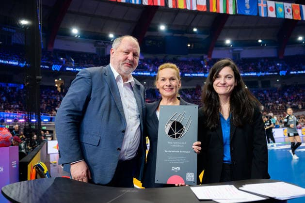 Handball, Womens World Championship, Main Round Montenegro Germany DHB President Andreas Michelmann presents the plaque Historic Handball to the Westfalenhalle Dortmund Dortmund Westfalenhalle North Rhine-Westphalia Germany