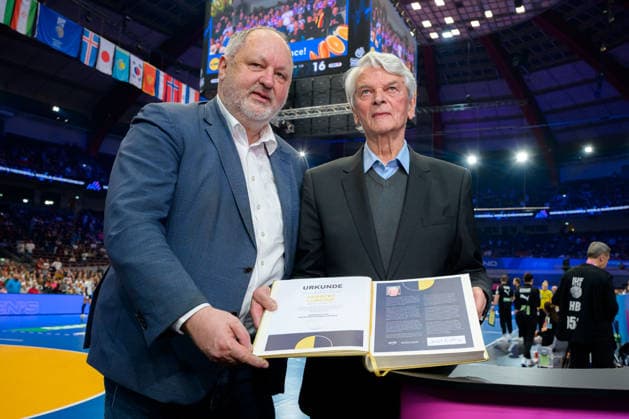 Handball, Womens World Championship, Main Round Montenegro Germany from left DHB President Andreas Michelmann, Herbert Lübking with the entry in the Golden Book Dortmund Westfalenhalle Nordrhein Westfalen Germany