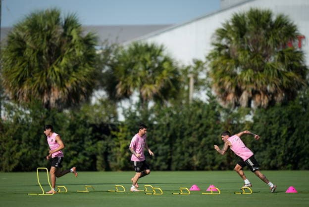 December 4, 2025, Fort Lauderdale, Fl, UNITED STATES: Inter Miami s Santiago Morales, from left to right, Lionel Messi and Rodrigo De Paul work out during a training session ahead of the MLS, Fussball Herren, USA Cup final soccer match, in Fort Lauderdale, Fla., Thursday, Dec. 4, 2025. Inter Miami and the Vancouver Whitecaps are scheduled to play in the final on Saturday. Canada News - December 4, 2025 - ZUMAc35_ 20251204_zaf_c35_056 Copyright: xDarrylxDyckx