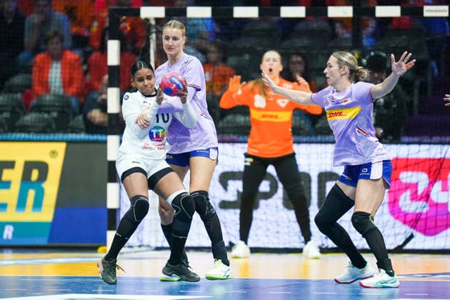 2025-12-04 Netherlands v Tunisia - IHF World Women s Handball Championship ROTTERDAM, NETHERLANDS - DECEMBER 4: Amal Hanmrouni of Tunisia, Kelly Dulfer of the Netherlands, Lois Abbingh of The Netherlands during the IHF World Women s Handball Championship match between Netherlands and Tunisia at Ahoy on December 4, 2025 in Rotterdam, Netherlands. Rotterdam Ahoy Netherlands Content not available for redistribution in The Netherlands directly or indirectly through any third parties. Copyright: xHenkxSeppenx