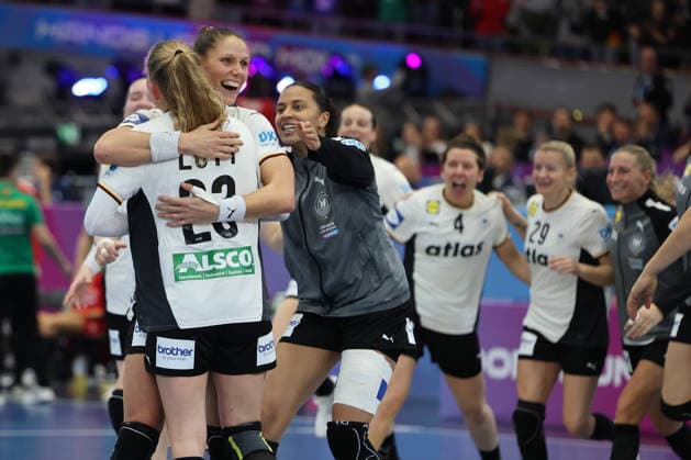 GER, Dortmund, 27th Wommens World Championship 2025, Main Round, Group II, 2 Round Round Montenegro MNE vs Germany GER 04 12 2025, Westfalenhalle, Dortmund, GER, Dortmund, 27th Wommens World Championship 2025, Main Round, Group II, 2 Round Round Montenegro MNE vs Germany GER , in the picture the Germans are happy about the victory and jumping in the hall Lisa Antl Ger 9 , Emily Vogel Ger 20 , Aimà e von Pereira Ger 49 , Annika Lott Ger 23 , nordphotoxGmbHx xMeuter nph00351