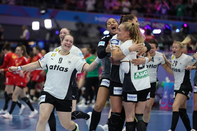 GER, Dortmund, 27th Wommens World Championship 2025, Main Round, Group II, 2 Round Round Montenegro MNE vs Germany GER 04 12 2025, Westfalenhalle, Dortmund, GER, Dortmund, 27th Wommens World Championship 2025, Main Round, Group II, 2 Round Round Montenegro MNE vs Germany GER , in the picture the Germans are happy about the victory and jumping in the hall Lisa Antl Ger 9 , Emily Vogel Ger 20 , Aimà e von Pereira Ger 49 , Annika Lott Ger 23 , nordphotoxGmbHx xMeuter nph00351