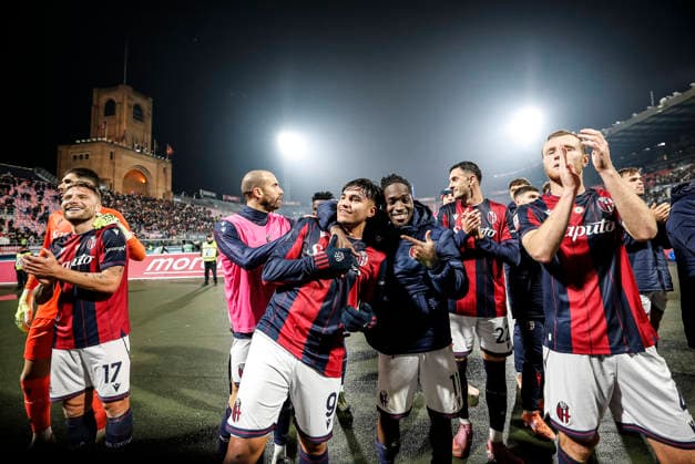 December 4, 2025, Bologna, BOLOGNA: Bologna s players celebrate the victory at the end of the Italian Cup soccer match Bologna FC vs Parma Calcio at Renato Dall Ara stadium in Bologna, Italy, 4 December 2025. ANSA ELISABETTA BARACCHI. Soccer: Italian Cup ; Bologna-Parma  - ZUMAa110 20251204_zaf_a110_038 Copyright: xElisabettaxBaracchix