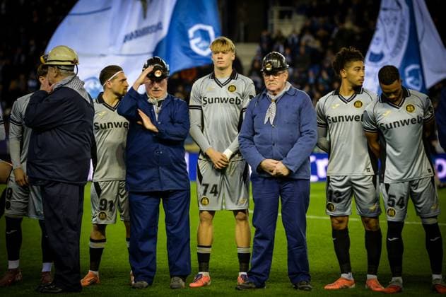 Anderlecht s Nathan De Cat and mine workers pictured before a soccer game between KRC Genk and RSC Anderlecht, in the 1 8 final of the Croky Cup Belgian cup, Thursday 04 December 2025 in Genk. JILLxDELSAUX  x146505048x