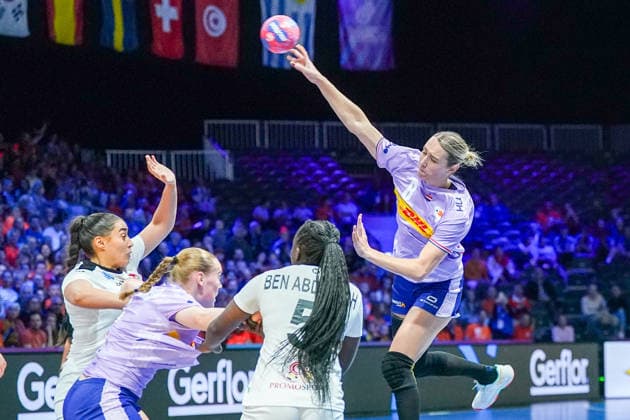 2025-12-04 Netherlands v Tunisia - IHF World Women s Handball Championship ROTTERDAM, NETHERLANDS - DECEMBER 4: Lois Abbingh of The Netherlands during the IHF World Women s Handball Championship match between Netherlands and Tunisia at Ahoy on December 4, 2025 in Rotterdam, Netherlands. Rotterdam Ahoy Netherlands Content not available for redistribution in The Netherlands directly or indirectly through any third parties. Copyright: xHenkxSeppenx