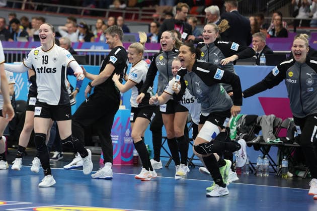 GER, Dortmund, 27th Wommens World Championship 2025, Main Round Main Round, Group II, 2 Round Round Montenegro MNE vs Germany Germany GER 04 12 2025, Westfalenhalle, Dortmund, GER, Dortmund, 27th Wommens World Championship 2025, Main Round Main Round, Group II, 2 Round Round Montenegro MNE vs Germany Germany GER , in the picture the bench of Germany rushes onto the field after the game and is happy Nieke Kühne Ger 19 , Markus Gaugisch Trainer Headcoach Ger , Jenny Behrend Ger 30 , Emily Vogel Ger 20 , Katharina Filter Goalkeeper Ger 42 , Annika Lott Ger 23 , nordphotoxGmbHx xMeuter nph00351