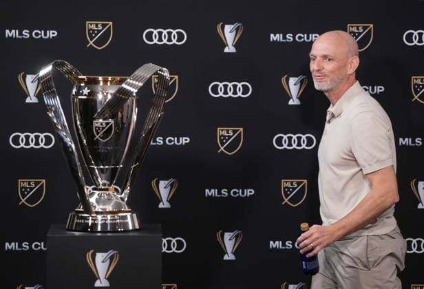 December 4, 2025, Fort Lauderdale, Fl, UNITED STATES: Vancouver Whitecaps head coach Jesper Sorensen walks past the MLS, Fussball Herren, USA cup trophy as he leaves after a news conference ahead of the MLS Cup final soccer match, in Fort Lauderdale, Fla., Thursday, Dec. 4, 2025. Canada News - December 4, 2025 - ZUMAc35_ 20251204_zaf_c35_066 Copyright: xDarrylxDyckx