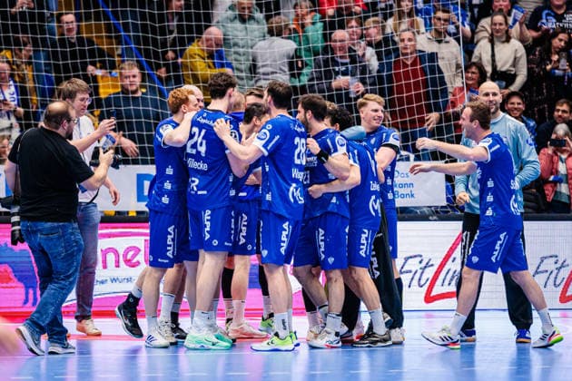 The team of TBV Lemgo Lippe cheers after 34 33 victory GER, TBV Lemgo Lippe vs SG Flensburg Handewitt, Handball, 1 Bundesliga, Matchday 15, Season 2025 2026, 04 12 2025 GER, TBV Lemgo Lippe vs SG Flensburg Handewitt, Handball, 1 Bundesliga, Matchday 15, Season 2025 2026, 04 12 2025 Lemgo Copyright: xEibner-Pressefoto JanxRollingerx EP_JSK