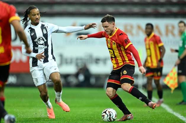 Sporting Charleroi v KV Mechelen - Belgian Croky Cup CHARLEROI, BELGIUM - DECEMBER 04 : Mrabti Kerim forward of KV Mechelen is challenged by Camara Etienne midfielder of Sporting Charleroi during the Belgian Croky Cup round of 16 match between Sporting Charleroi and KV Mechelen on December 4, 2025 in Charleroi, Belgium, 04 12 2025 Charleroi Belgium  Copyright: xNicoxVereeckenx