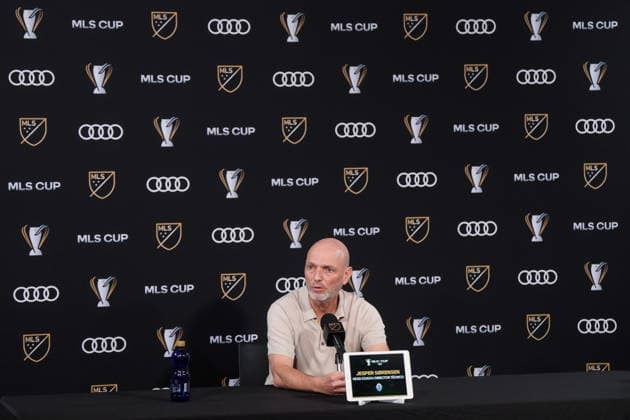 December 4, 2025, Fort Lauderdale, Fl, UNITED STATES: Vancouver Whitecaps head coach Jesper Sorensen speaks during a news conference ahead of the MLS, Fussball Herren, USA Cup final soccer match, in Fort Lauderdale, Fla., Thursday, Dec. 4, 2025. Canada News - December 4, 2025 - ZUMAc35_ 20251204_zaf_c35_067 Copyright: xDarrylxDyckx