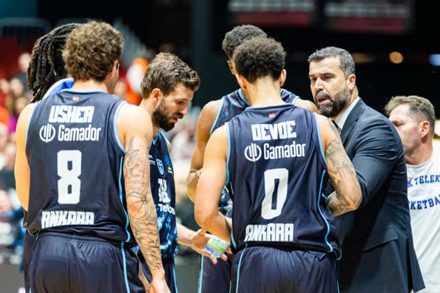 04 12 2025, xomx, Basketball EuroCup, Niners Chemnitz Turk Telekom v l player circle, team circle, high-five KRIS BANKSTON Turk Telekom Ankara , KYLE ALEXANDER Turk Telekom Ankara , JORDAN USHER Turk Telekom Ankara , MICHAEL JADEN DEVOE Turk Telekom Ankara , ERDEM CAN Turk Telekom Ankara Head Coach Chemnitz