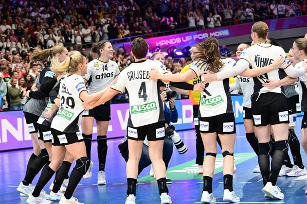 04 12 2025 xkhx Dormund, Westfallenhalle, international womens handball world championship main round handball national team Germany vs. national team Montenegro Great jubilation for the German team after the 36 18 victory
