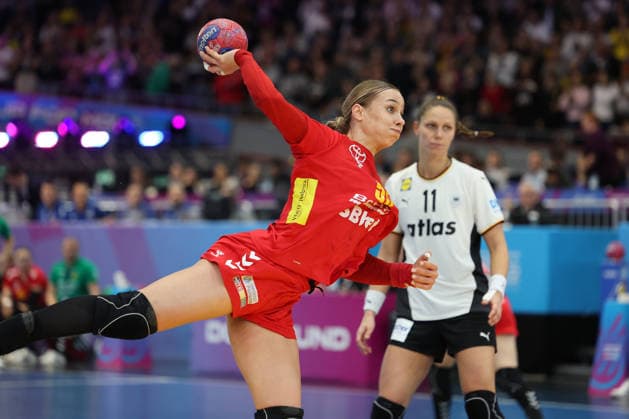 GER, Dortmund, 27th Wommens World Championship 2025, Main Round, Group II, 2 Round Round Montenegro MNE vs Germany GER 04 12 2025, Westfalenhalle, Dortmund, GER, Dortmund, 27th Wommens World Championship 2025, Main Round, Group II, 2 Round Round Montenegro MNE vs Germany GER , pictured Andrijana TATAR MNE 55 , alone in front of the goal nordphotoxGmbHx xMeuter nph00351