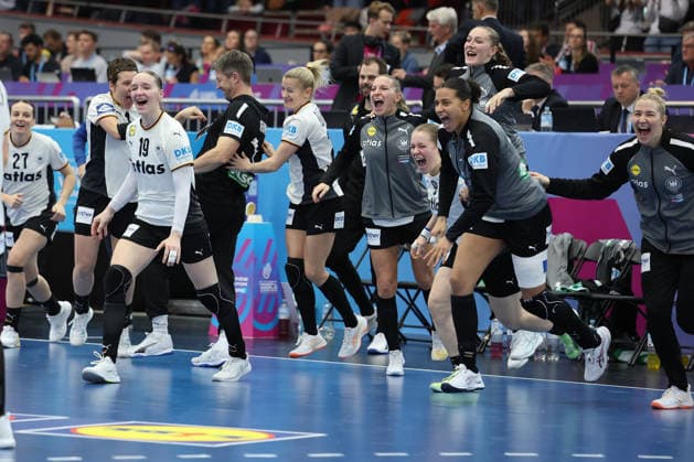 GER, Dortmund, 27th Wommens World Championship 2025, Main Round, Group II, 2 Round Round Montenegro MNE vs Germany GER 04 12 2025, Westfalenhalle, Dortmund, GER, Dortmund, 27th Wommens World Championship 2025, Main Round, Group II, 2 Round Round Montenegro MNE vs Germany GER , in the picture the bench of Germany rushes onto the field after the game and is happy Nieke Kühne Ger 19 , Markus Gaugisch Trainer Headcoach Ger , Jenny Behrend Ger 30 , Emily Vogel Ger 20 , Katharina Filter Torhueterin Ger 42 , Annika Lott Ger 23 , Nieke Kühne Ger 19 , Julia Maidhof Ger 27 , nordphotoxGmbHx xMeuter nph00351