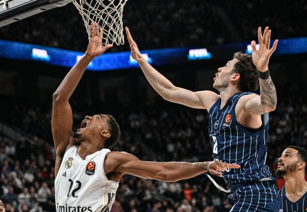 Sport Bilder des Tages Anadolu Efes v Real Madrid - EuroLeague ISTANBUL, TURKIYE - DECEMBER 4: Sehmus Hazer (R) of Anadolu Efes in action against Theo Maledon (12) of Real Madrid during EuroLeague week 14 basketball match between Anadolu Efes and Real Madrid at Basketball Development Center in Istanbul, Turkiye on December 4, 2025. Elif Ozturk Anadolu Istanbul Turkey. Editorial use only. Please get in touch for any other usage.  Copyright: x2025xAnadoluxElifxOzturkx