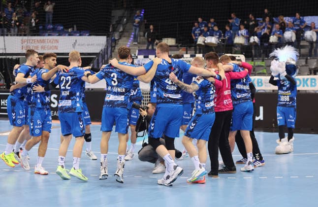 Stuttgart , Handball Daikin HBL Bundesliga TVB Stuttgart vs HSG Wetzlar , Cheers TVB