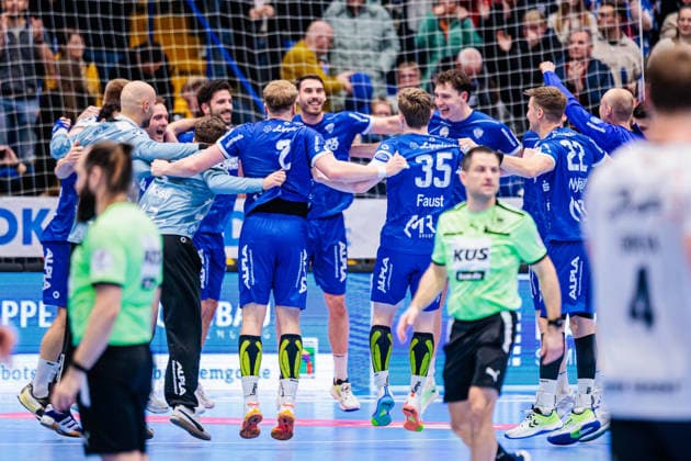 The team of TBV Lemgo Lippe cheers after 34 33 victory GER, TBV Lemgo Lippe vs SG Flensburg Handewitt, Handball, 1 Bundesliga, Matchday 15, Season 2025 2026, 04 12 2025 GER, TBV Lemgo Lippe vs SG Flensburg Handewitt, Handball, 1 Bundesliga, Matchday 15, Season 2025 2026, 04 12 2025 Lemgo Copyright: xEibner-Pressefoto JanxRollingerx EP_JSK