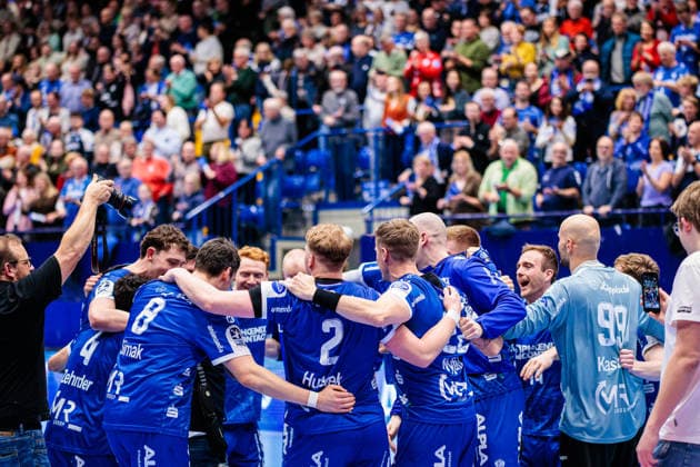The team of TBV Lemgo Lippe cheers after 34 33 victory GER, TBV Lemgo Lippe vs SG Flensburg Handewitt, Handball, 1 Bundesliga, Matchday 15, Season 2025 2026, 04 12 2025 GER, TBV Lemgo Lippe vs SG Flensburg Handewitt, Handball, 1 Bundesliga, Matchday 15, Season 2025 2026, 04 12 2025 Lemgo Copyright: xEibner-Pressefoto JanxRollingerx EP_JSK