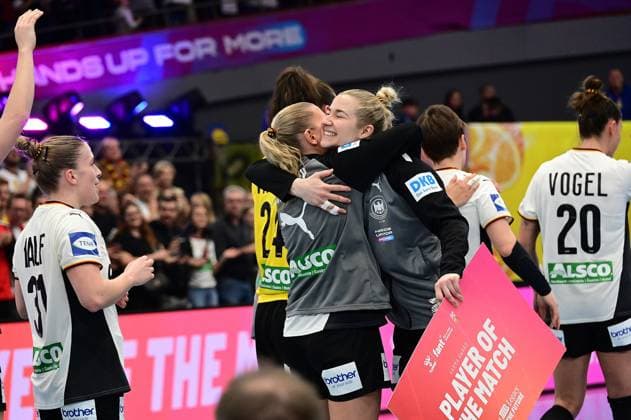 04 12 2025 xkhx Dormund, Westfallenhalle, international womens handball world championship main round handball national team Germany vs. national team Montenegro Great jubilation for the German team after the 36 18 victory Player of the match was Katharina Filter