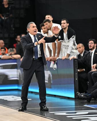 Anadolu Efes v Real Madrid - EuroLeague ISTANBUL, TURKIYE - DECEMBER 4: Head coach Sergio Scariolo of Real Madrid gives tactics to his players during EuroLeague week 14 basketball match between Anadolu Efes and Real Madrid at Basketball Development Center in Istanbul, Turkiye on December 4, 2025. Elif Ozturk Anadolu Istanbul Turkey. Editorial use only. Please get in touch for any other usage.  Copyright: x2025xAnadoluxElifxOzturkx
