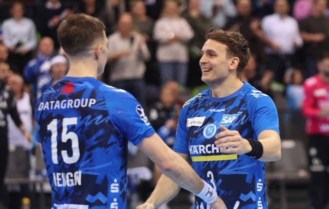 Stuttgart , Handball Daikin HBL Bundesliga TVB Stuttgart vs HSG Wetzlar , from left Simone Mengon Max Häfner TVB