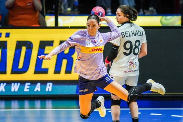 2025-12-04 Netherlands v Tunisia - IHF World Women s Handball Championship ROTTERDAM, NETHERLANDS - DECEMBER 4: Kelly Vollebregt of the Netherlands, Soumaya Belhadj of Tunisia during the IHF World Women s Handball Championship match between Netherlands and Tunisia at Ahoy on December 4, 2025 in Rotterdam, Netherlands. Rotterdam Ahoy Netherlands Content not available for redistribution in The Netherlands directly or indirectly through any third parties. Copyright: xHenkxSeppenx