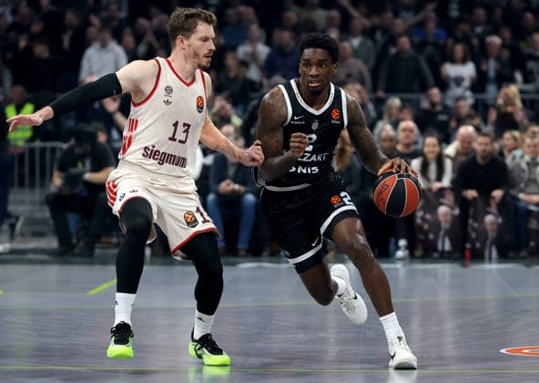 Partizan v Bayern, Euroleague basketball, season 2025 2026, round 14 Belgrade, Serbia. 4th Dec, 2025. Partizan s Shake Milton vies with Bayern s Andreas Obst during Euroleague basketball match between Partizan and Bayern Munich on December 4. 2025. in Belgrade, Serbia. Belgrade Serbia Copyright: xPedjaxMilosavljevic STARSPORTx