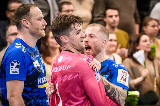 Patrick Zieker TVB Stuttgart, 25 cheers for Luka Krnokapic TVB Stuttgart, 01 , still li Lenny Rubin TVB Stuttgart, 44 GER, TVB 1898 Stuttgart HSG Wetzlar, DAIKIN HBL, Handball, Bundesliga, Matchday 11, Season 2025 2026, 04 12 2025 GER, TVB 1898 Stuttgart HSG Wetzlar, DAIKIN HBL, Handball, Bundesliga, Matchday 11, Season 2025 2026, 04 12 2025 Stuttgart Copyright: xSandyxDinkelackerx EP_SDR