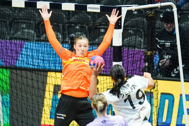 2025-12-04 Netherlands v Tunisia - IHF World Women s Handball Championship ROTTERDAM, NETHERLANDS - DECEMBER 4: Yara ten Holte of the Netherlands, Nada Zelfani of Tunisia during the IHF World Women s Handball Championship match between Netherlands and Tunisia at Ahoy on December 4, 2025 in Rotterdam, Netherlands. Rotterdam Ahoy Netherlands Content not available for redistribution in The Netherlands directly or indirectly through any third parties. Copyright: xHenkxSeppenx