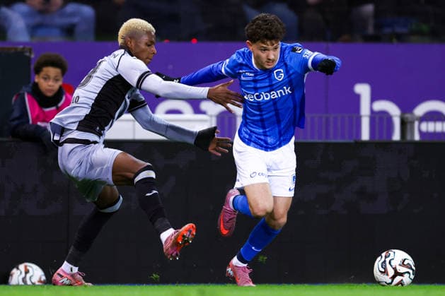 2025-12-04 KRC Genk v RSC Anderlecht - Croky Cup GENK, BELGIUM - DECEMBER 4: Nilson Angulo of RSC Anderlecht battles for the ball with Zakaria El Ouahdi of KRC Genk during the Croky Cup match between KRC Genk and RSC Anderlecht at Cegeka Arena on December 4, 2025 in Genk, Belgium. Genk Cegeka Arena Belgium Content not available for redistribution in The Netherlands directly or indirectly through any third parties. Copyright: xJorisxVerwijstx