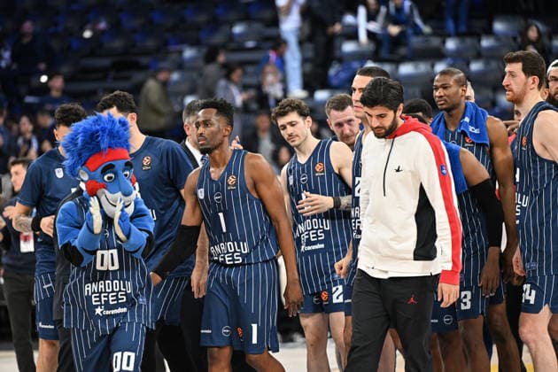 Anadolu Efes v Real Madrid - EuroLeague ISTANBUL, TURKIYE - DECEMBER 4: Players of Anadolu Efes get upset at the end of the EuroLeague week 14 basketball match between Anadolu Efes and Real Madrid at Basketball Development Center in Istanbul, Turkiye on December 4, 2025. Elif Ozturk Anadolu Istanbul Turkey. Editorial use only. Please get in touch for any other usage.  Copyright: x2025xAnadoluxElifxOzturkx