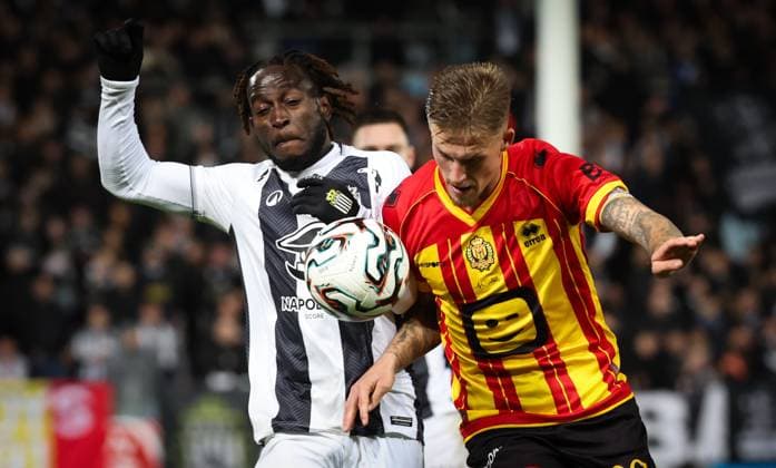 Charleroi s Parfait Guiagon and Mechelen s Fredrik Hammar fight for the ball during a soccer game between Sporting Charleroi and KV Mechelen, in the 1 8 final of the Croky Cup Belgian cup, Thursday 04 December 2025 in Charleroi. VIRGINIExLEFOUR  x146512270x