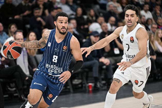 Anadolu Efes v Real Madrid - EuroLeague ISTANBUL, TURKIYE - DECEMBER 4: Nick Weiler-Babb (8) of Anadolu Efes in action against Facundo Campazzo (7) of Real Madrid during EuroLeague week 14 basketball match between Anadolu Efes and Real Madrid at Basketball Development Center in Istanbul, Turkiye on December 4, 2025. Elif Ozturk Anadolu Istanbul Turkey. Editorial use only. Please get in touch for any other usage.  Copyright: x2025xAnadoluxElifxOzturkx
