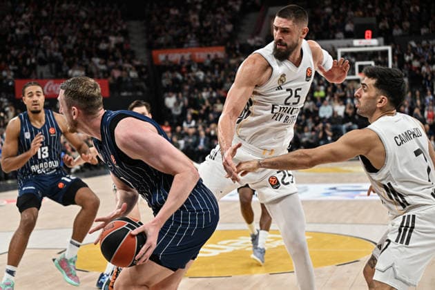 Anadolu Efes v Real Madrid - EuroLeague ISTANBUL, TURKIYE - DECEMBER 4: Rolands Smits (L) of Anadolu Efes in action against Facundo Campazzo (7) of Real Madrid during EuroLeague week 14 basketball match between Anadolu Efes and Real Madrid at Basketball Development Center in Istanbul, Turkiye on December 4, 2025. Elif Ozturk Anadolu Istanbul Turkey. Editorial use only. Please get in touch for any other usage.  Copyright: x2025xAnadoluxElifxOzturkx