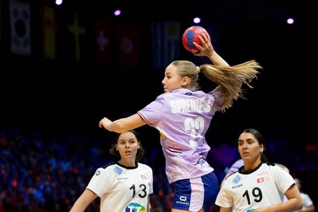 ROTTERDAM - ZoÃ« Sprangers of the Netherlands in action during the group match between the Netherlands and Tunisia in the main round of the World Handball Championship in Ahoy Rotterdam. ANP IRIS VAN DEN BROEK xVIxANPxSportx xxANPxIVx 543891720 originalFilename: 543891720.jpg